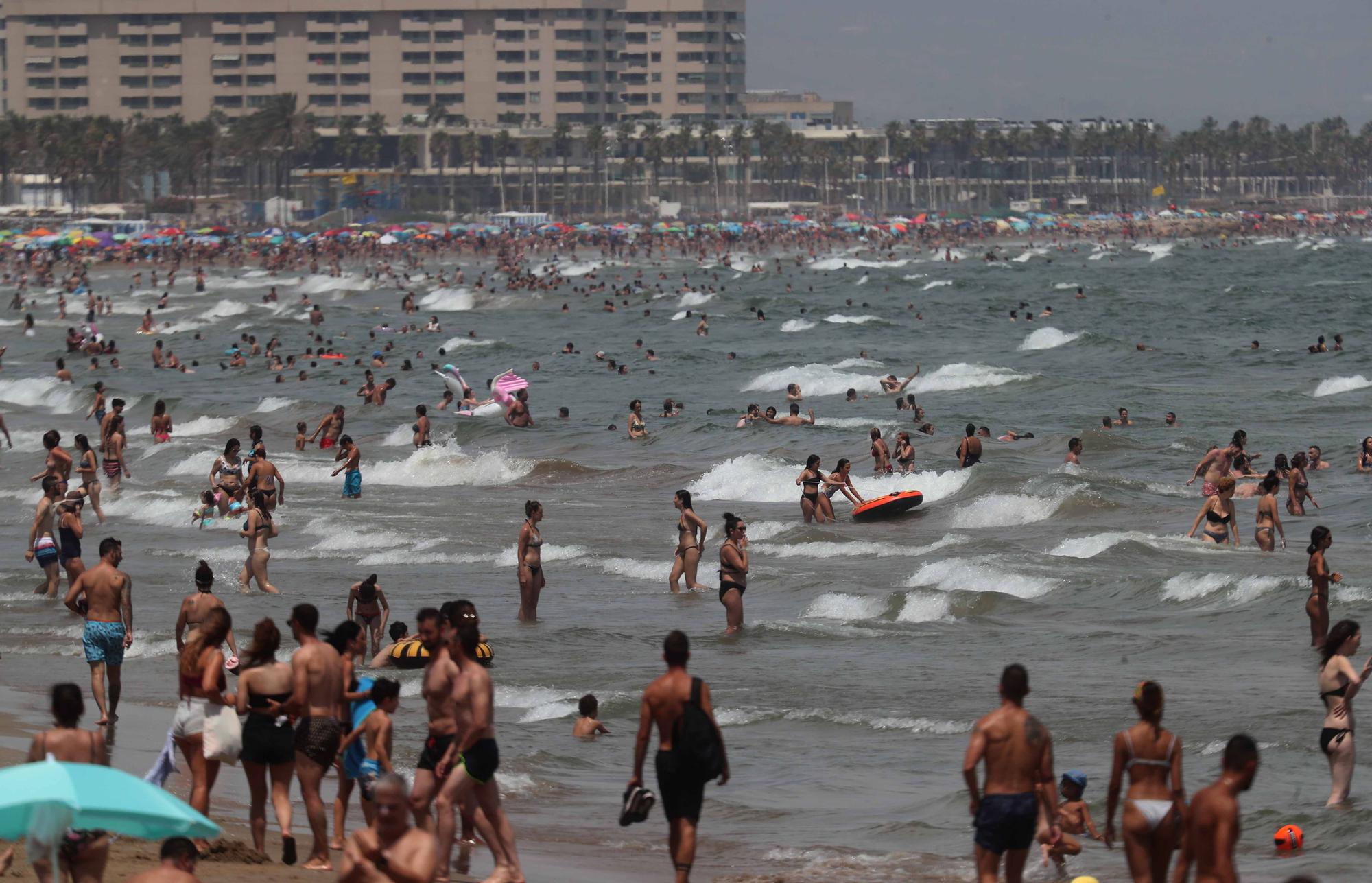 La playa y las terrazas, de nuevo, llenas