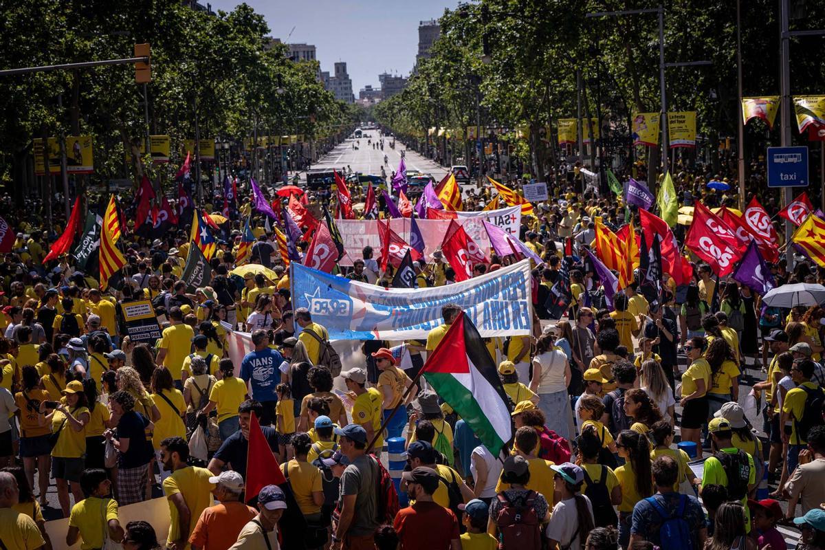 Manifestación de docentes, familias y entidades educativas para reclamar un nuevo modelo de escuela en Catalunya