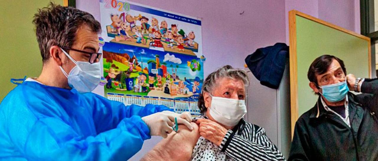 Vacunación en un centro de salud y en el hospital de campaña de Alicante.