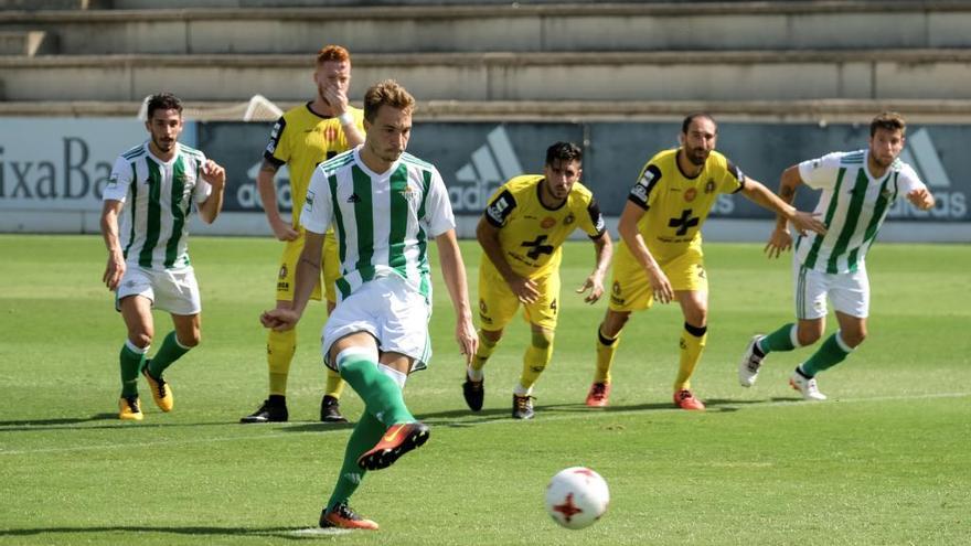 Loren, del Betis B, ejecuta el penalti que supuso el 2-1 en el marcador.