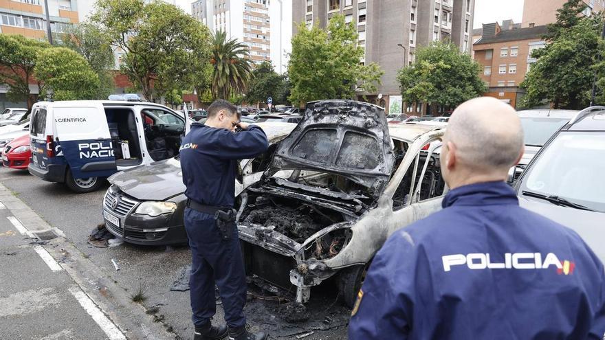 “Se veía venir”: el incendio de un vehículo en El Polígono reabre las quejas por los coches abandonados
