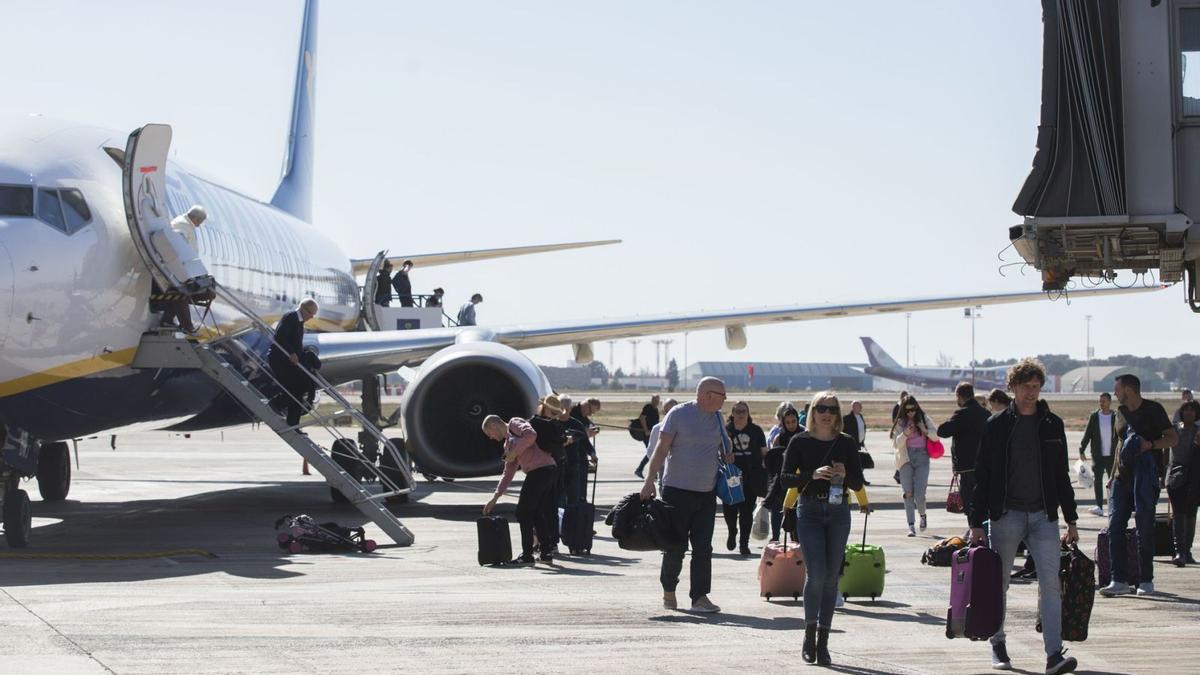 Viajeros descienden de un avión en el aeropuerto de València, en una imagen de archivo.