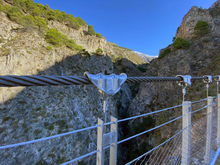 Inauguran el puente colgante de El Saltillo, en la Axarquía