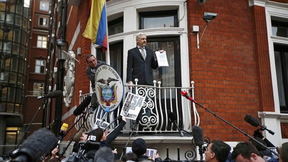 El fundador de WikiLeaks, Julian Assange, en un discurso desde el balcón de la Embajada del Ecuador en Londres, el mes de febrero.