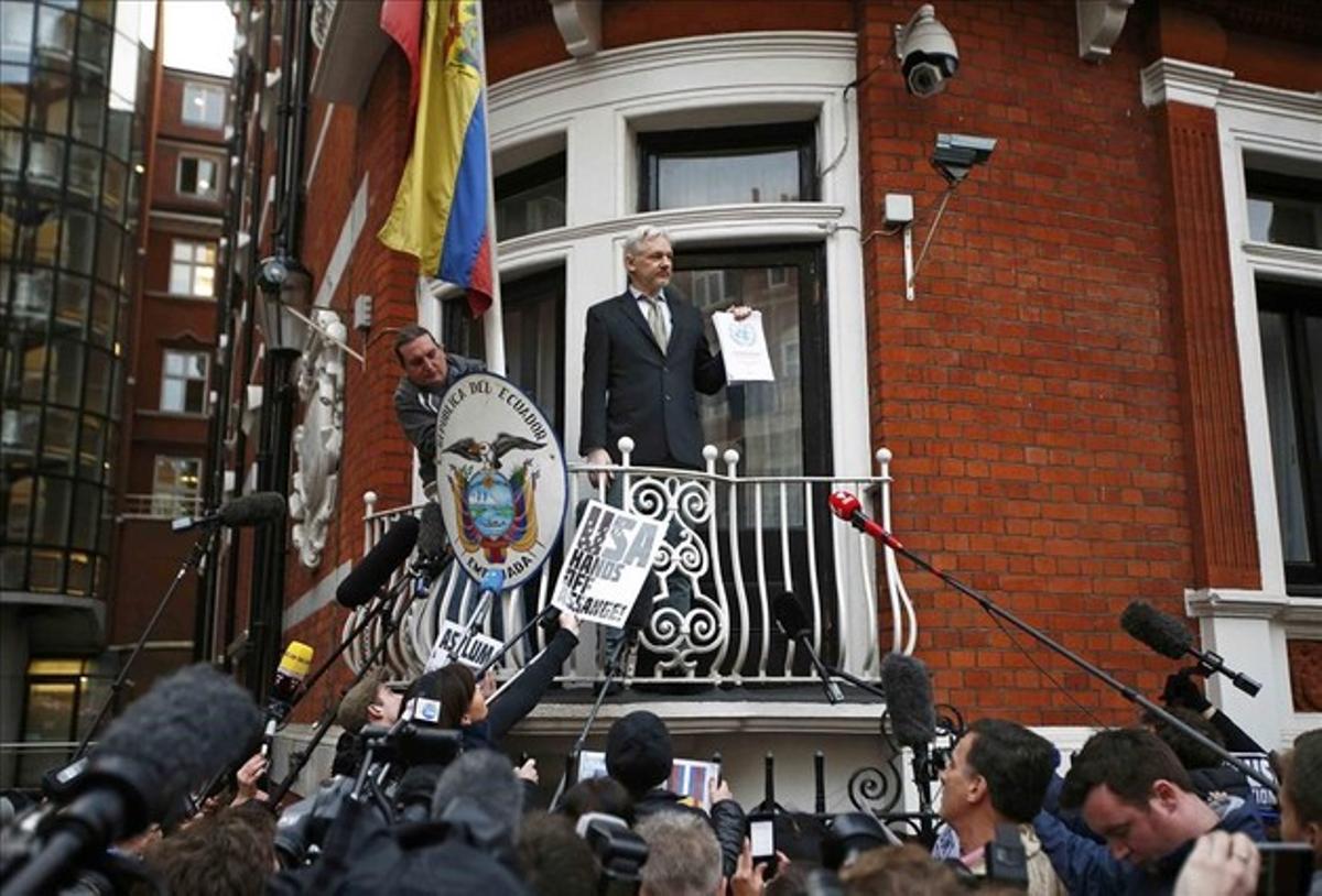 El fundador de Wikileaks, Julian Assange, fa un discurs des de la balconada de l’Ambaixada de l’Equador a Londres.