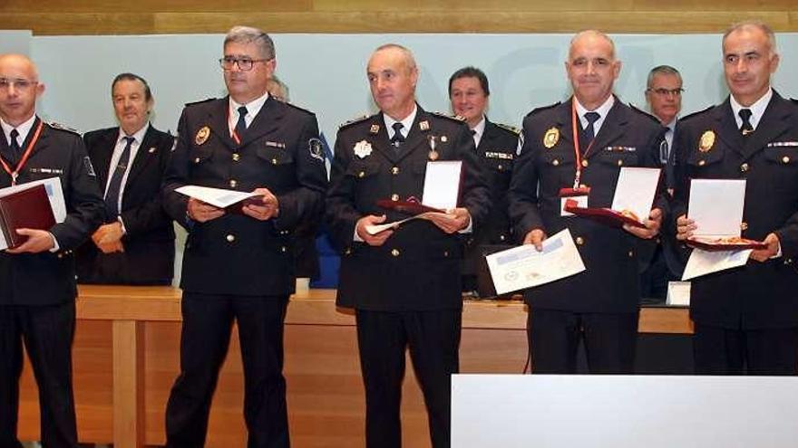 Arriba, Agulla junto a otros premiados. Dcha., el inspector con el alcalde. // Bernabé/Asorey