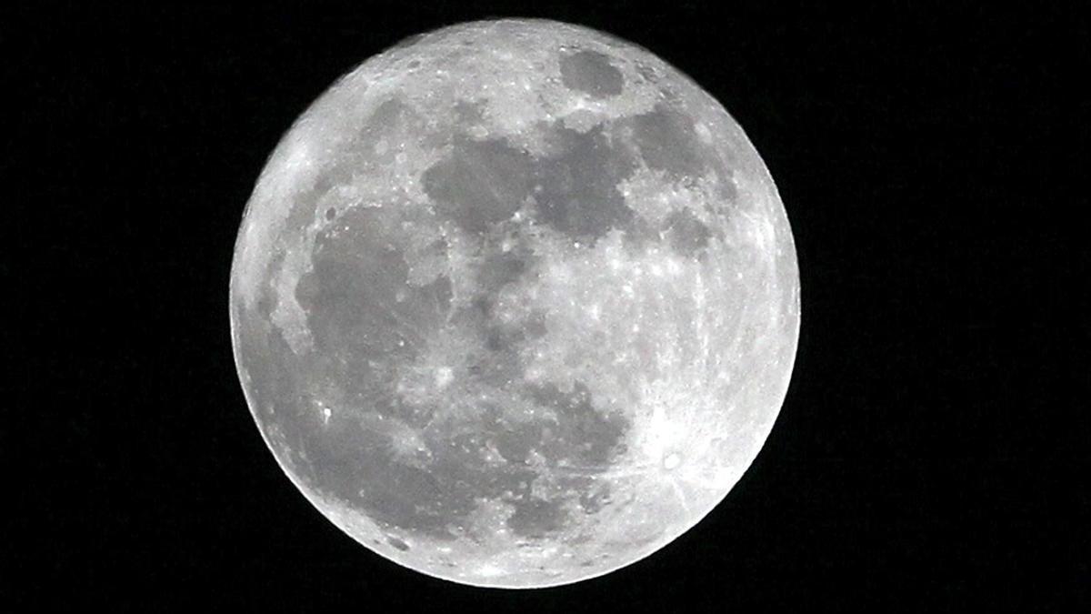 Luna llena vista sobre Lisboa, la capital de Portugal