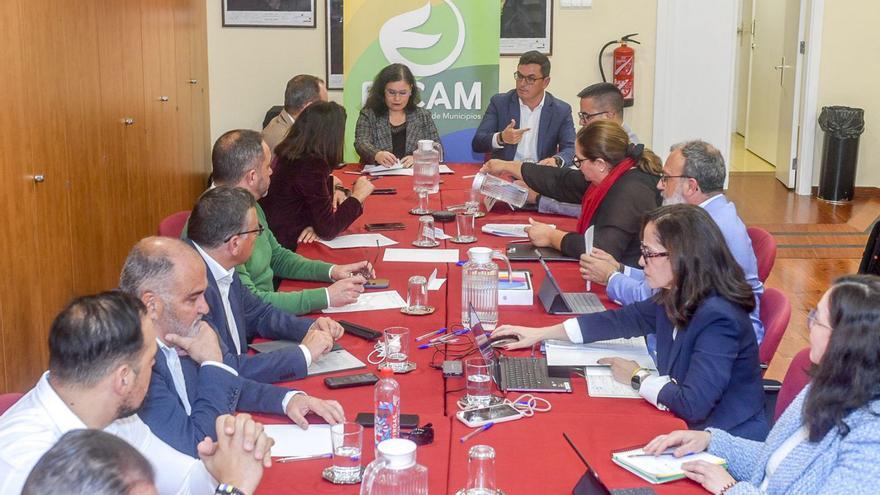 Mari Brito y Pablo Rodríguez presiden el comité ejecutivo de la Fecam ayer en la capital grancanaria.