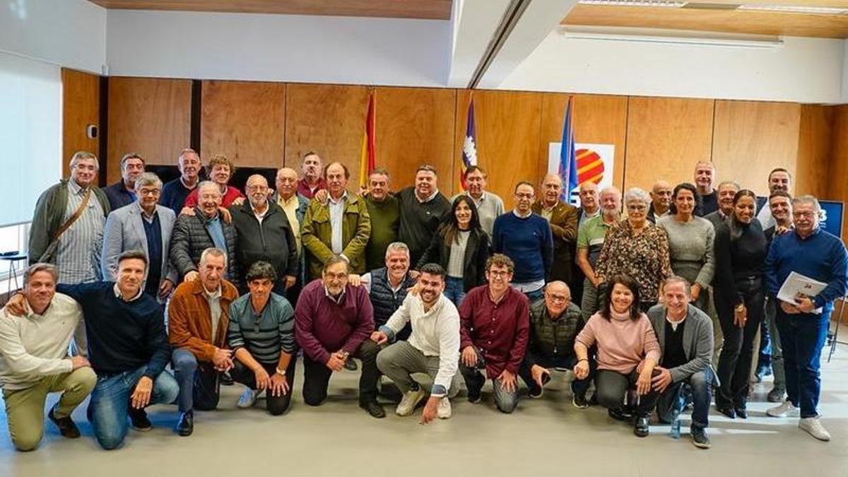 Foto de familia de los trabajadores y directiva de la FFIB.