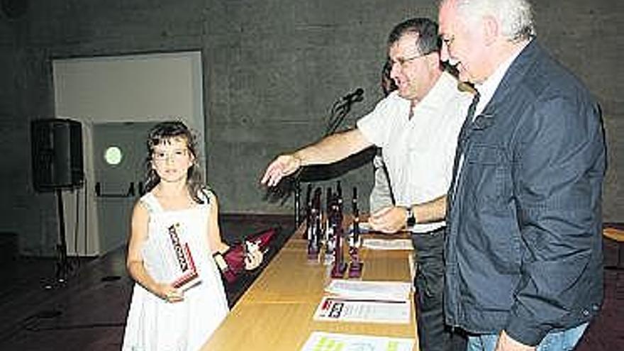 Alexia Fernández Feito, del Club Karate de Luarca, recoge su premio.