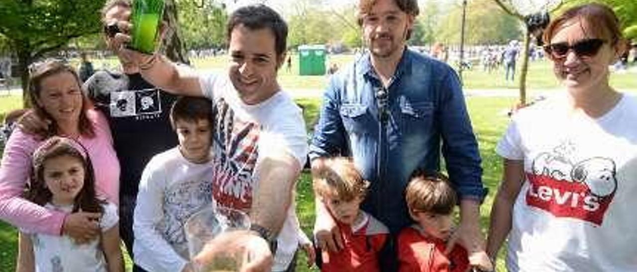 A la izquierda, la familia y los amigos de Nacho Vigil, ofreciendo un culín. A la derecha, la familia de Mónica Fernández, a la hora de la sobremesa, ayer, en el parque de Ferrera.