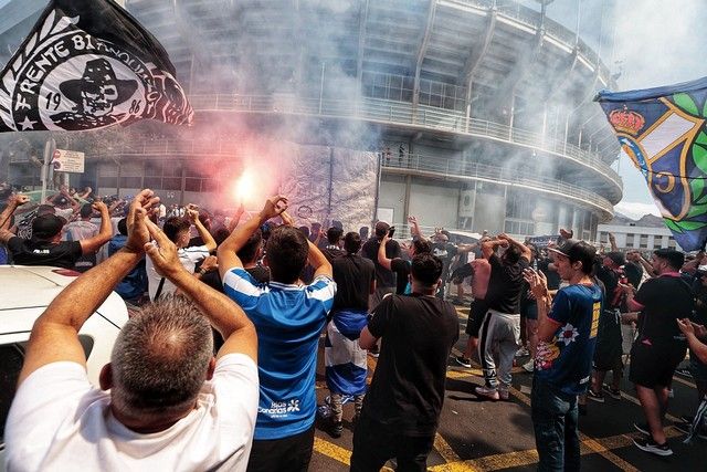 Aliento de la afición a la plantilla del CD Tenerife en el Heliodoro antes del partido ante el Girona