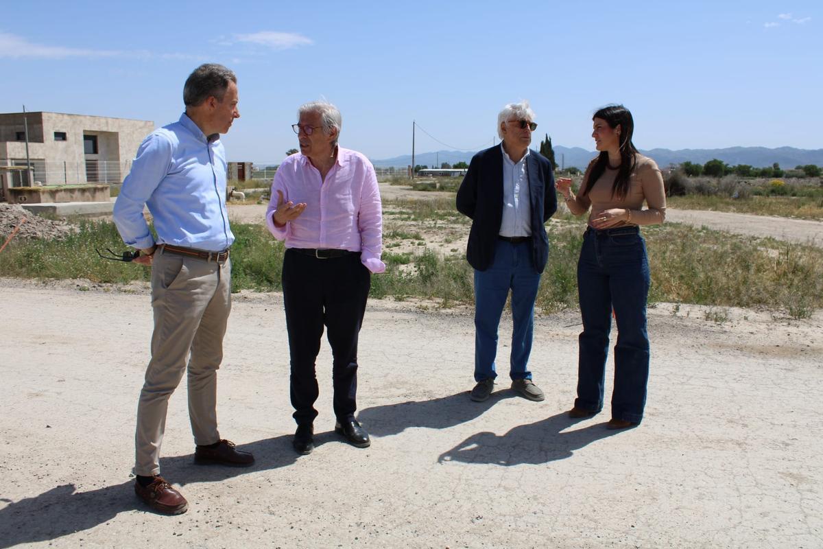 Parte de la comitiva en el punto en que el Corredor Mediterráneo 'cruza' la rambla de La Torrecilla.