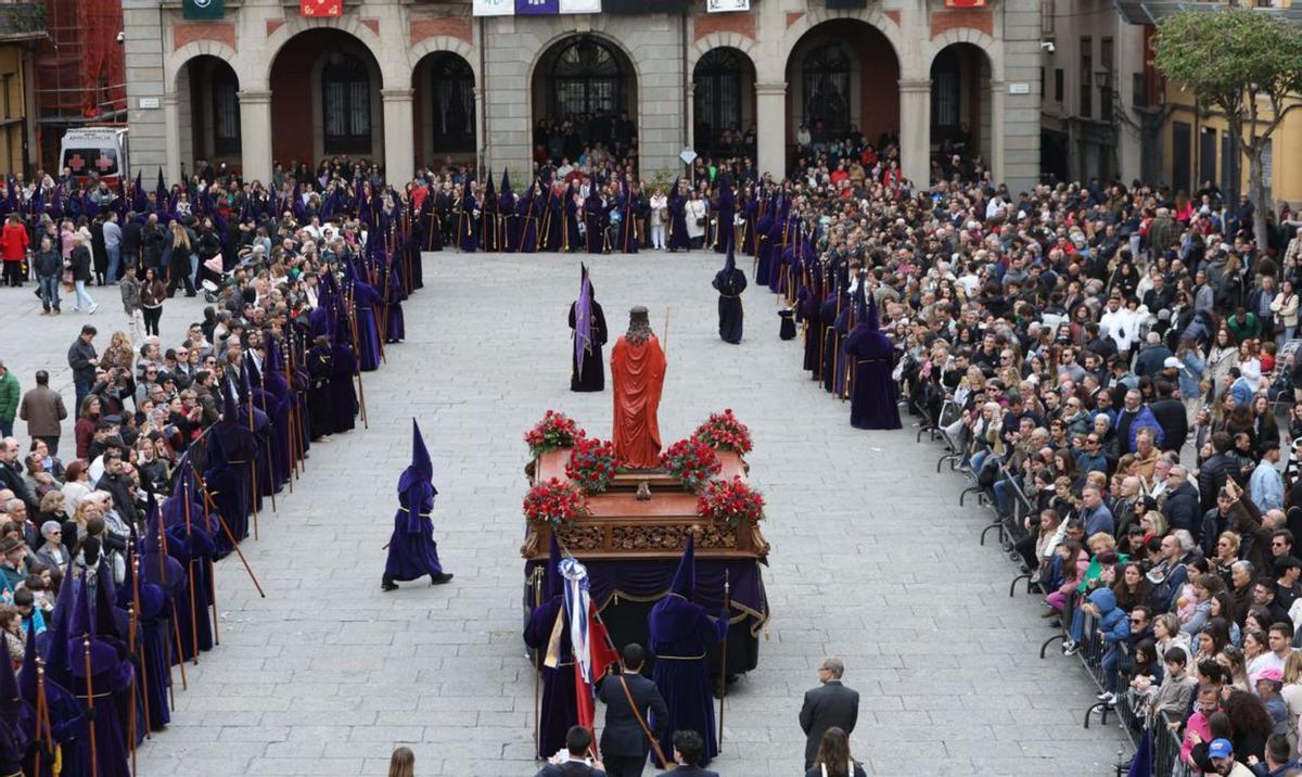 El Ecce Homo ante cientos de miradas al pie del Ayuntamiento de Zamora. | FIRMA