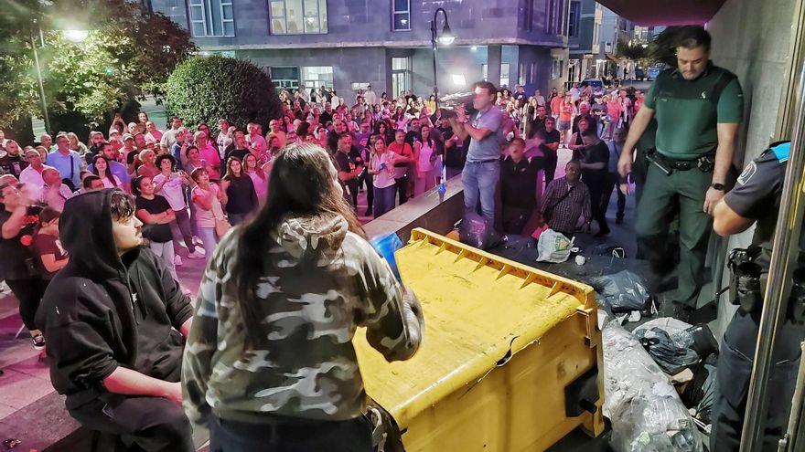 Alternativa dos Veciños se desmarca de las algaradas y "disturbios" por la basura en el consistorio de Cangas
