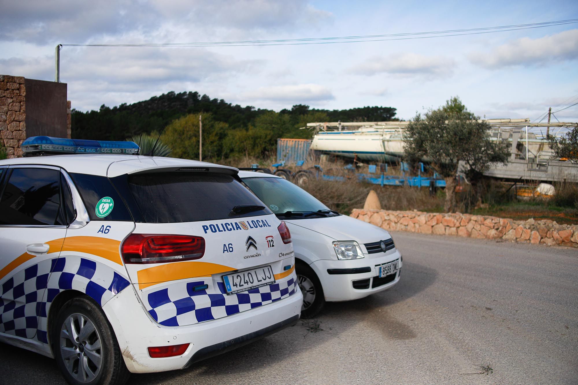 Retirada de barcos almacenados ilegalmente en Cala Tarida