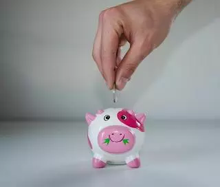Los trucos extremos para ahorrar de esta creadora de contenido: "estar atado a un solo banco está desfasado"
