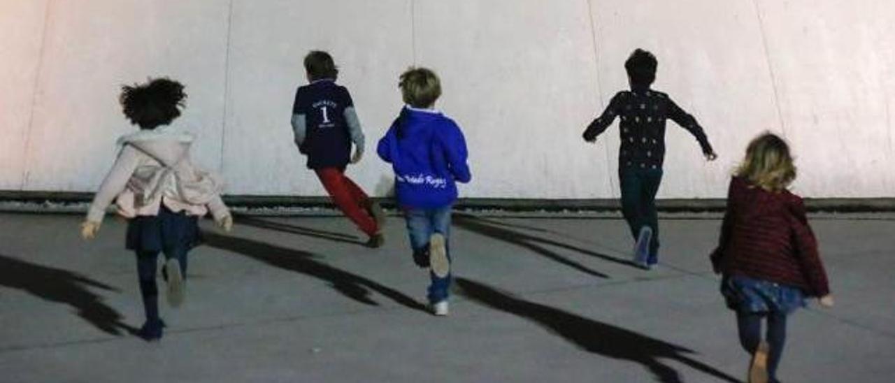 Varios niños corren por el entorno del Niemeyer.