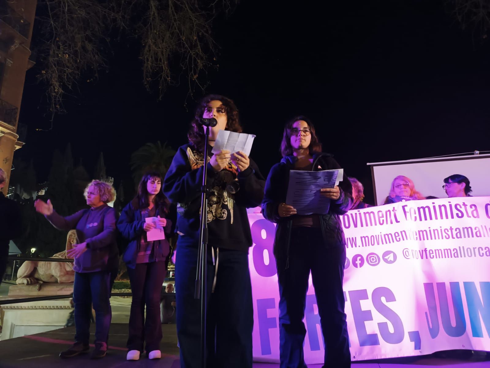 Miles de personas recorren Palma en la manifestación feminista del 8M