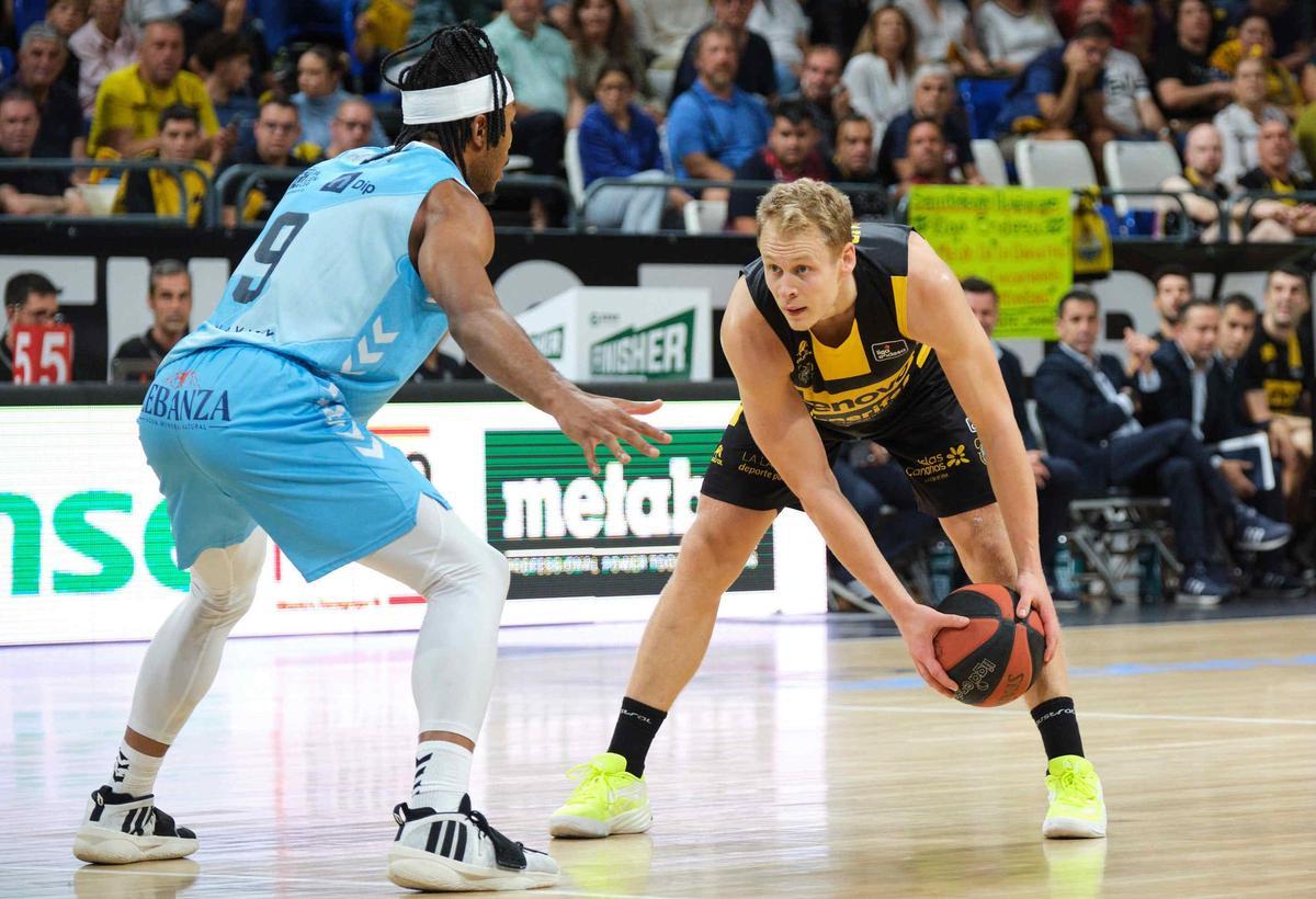 Salin protege el balón ante Kamba en el Lenovo-Palencia.