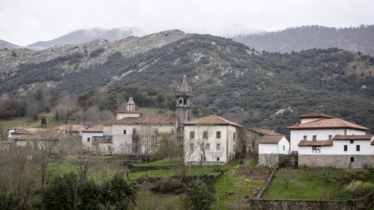 Una vista de Alles, la capital del concejo  de Peñamellera Alta.