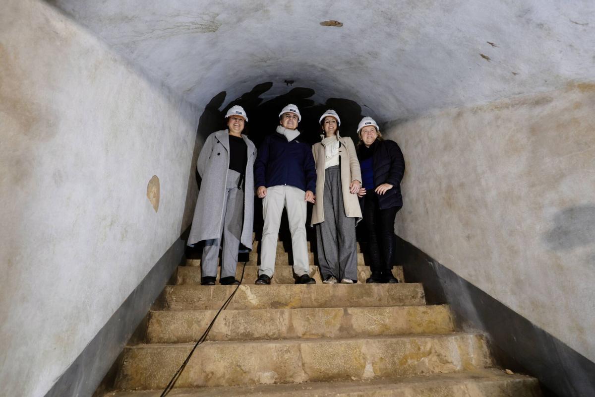 Minister Vera und weitere politische Akteure besuchten den ehemaligen Bunker.
