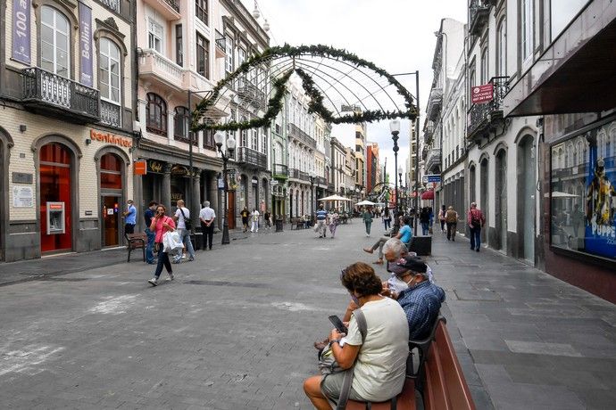 Colocado de alumbrado navideño en Triana