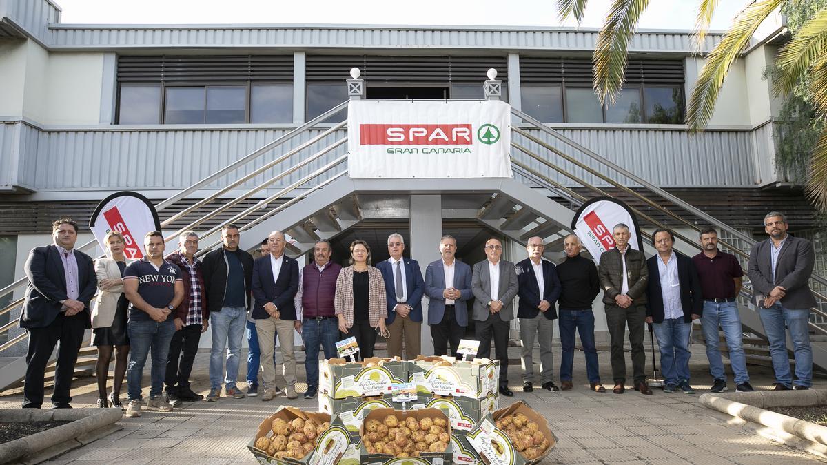 Ángel Víctor Torres y Antonio Morales posan con los agricultores en la firma del convenio