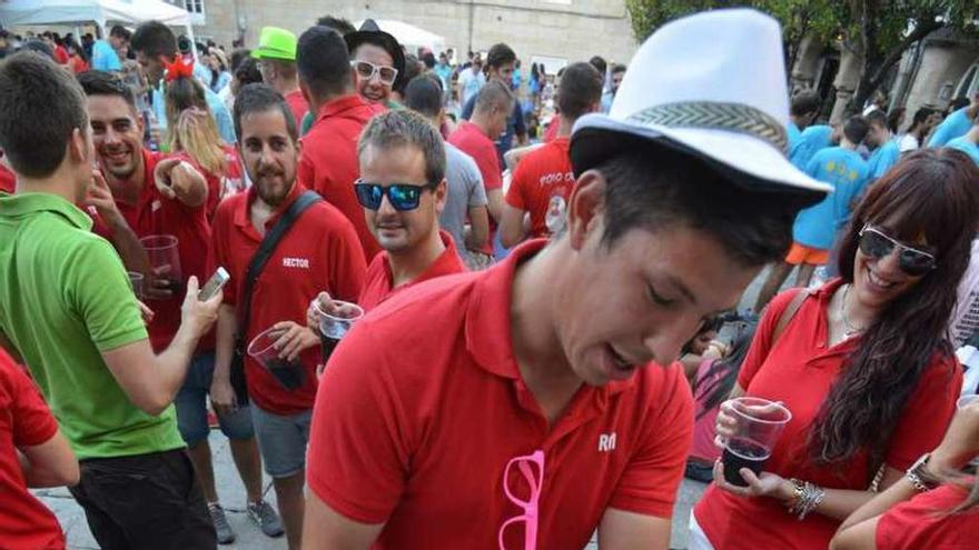 Un trabajador de la limpieza barre en la Praza do Teucro los residuos dejados por los jóvenes que participaron en las &quot;peñas&quot;. // Gustavo Santos