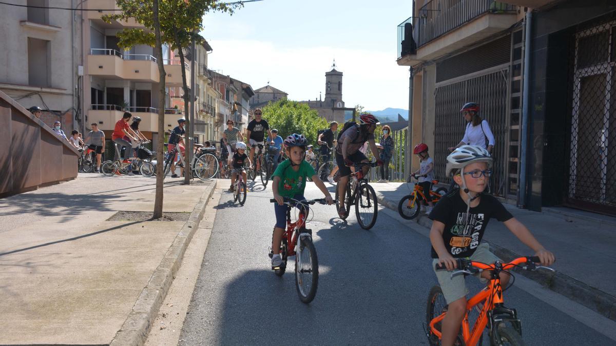 Alguns dels qui han pres part a la pedalada participativa a Olot d&#039;aquest 18 de setembre del 2021, que ha permès conèixer in situ les accions que es faran a la ciutat per impulsar la mobilitat sostenible (Horitzontal)