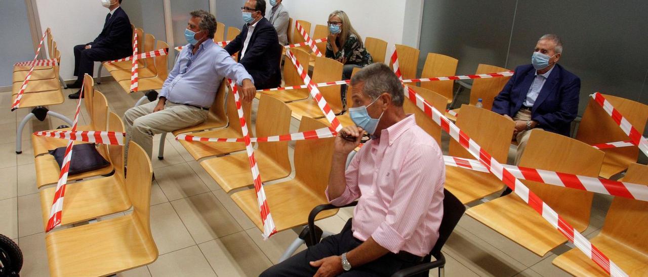 Siete de los nueve  acusados, en una de las sesiones del juicio por los amaños del PGOU celebrado en la Audiencia de Alicante.  | MORELL