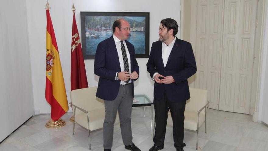 Miguel Sánchez y Pedro Antonio Sánchez durante su encuentro en el Palacio Aguirre de Cartagena