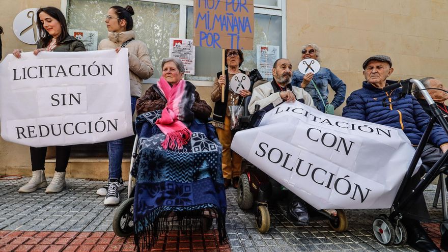 Concentración en contra de los recortes en los centros de mayores