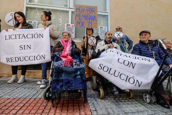 Concentración en contra de los recortes en los centros de mayores