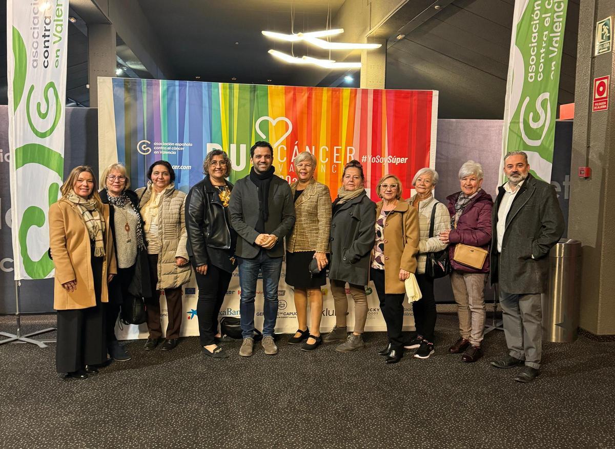 Sagredo, José Manuel Mora, Eva Pérez, Pilar Martínez y representantes de la Junta Local contra el Cáncer de Paterna