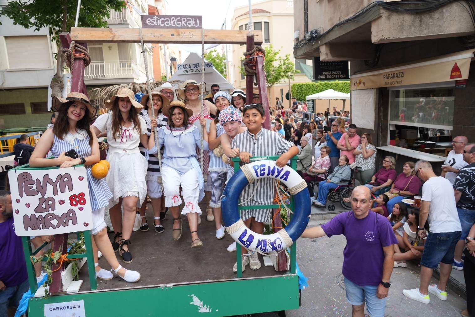 El Grau da inicio a las fiestas de Sant Pere con pólvora, bous y música