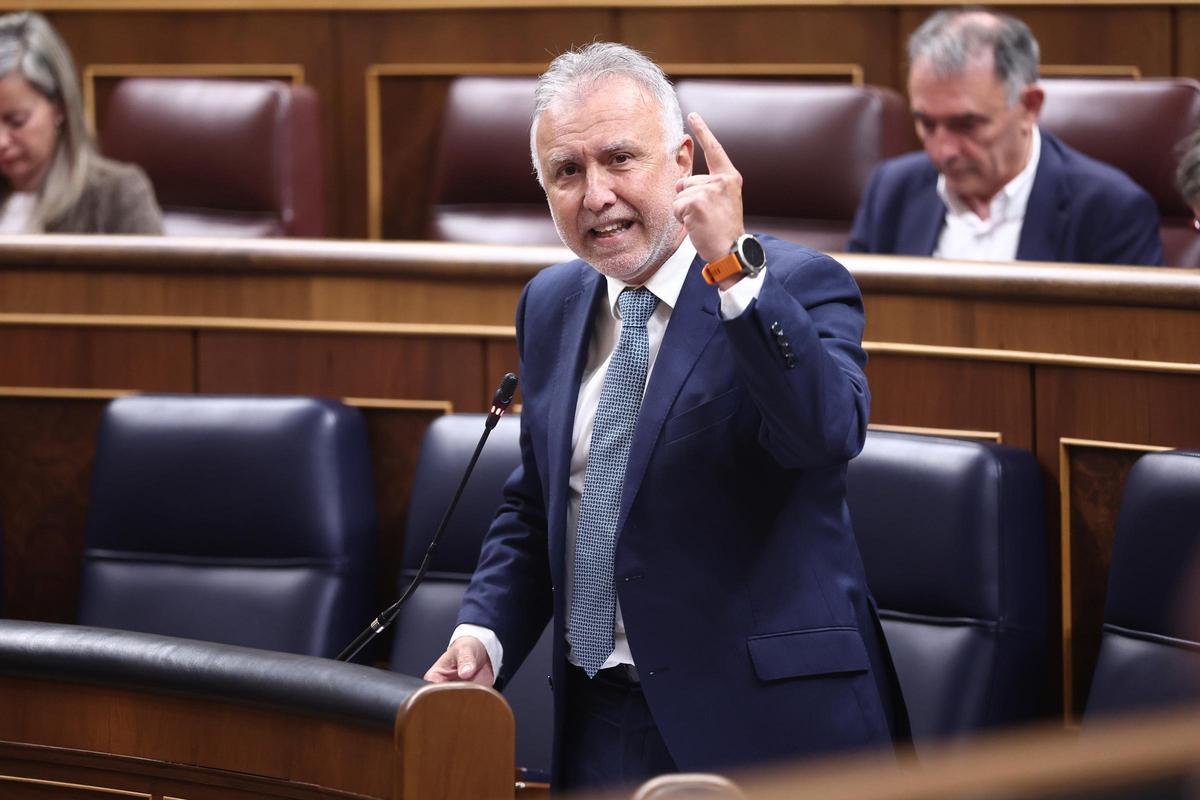 El ministro de Política Territorial, Ángel Víctor Torres, durante un pleno en el Congreso de los Diputados, a 15 de abril de 2026, en Madrid (España).