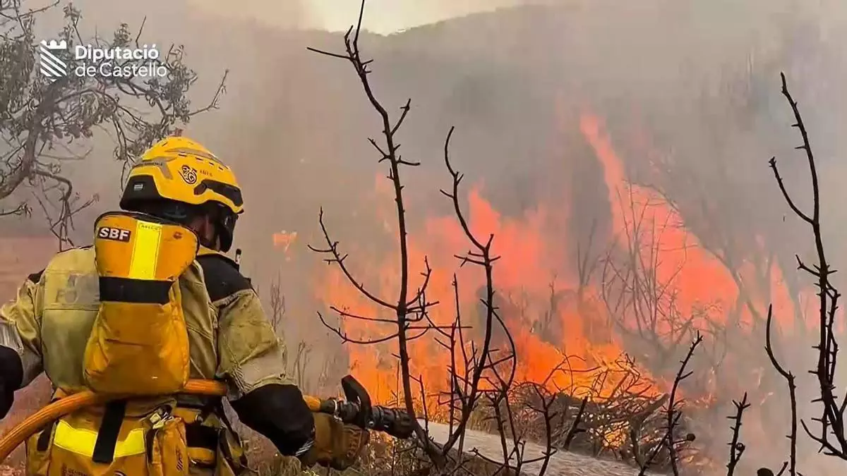 El viento no amainará hasta las 21 horas y puede complicar la extinción del incendio de Soneja