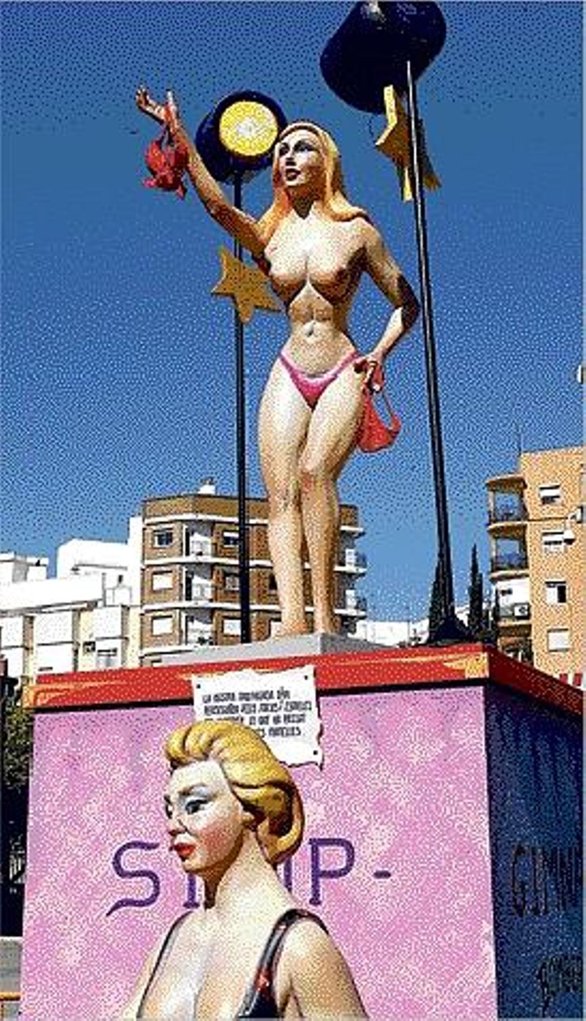 La falla de los bomberos con la "striper" en el remate.