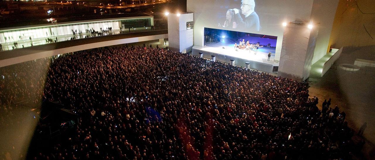 La plaza del Niemeyer, llena durante el concierto que Woody Allen.