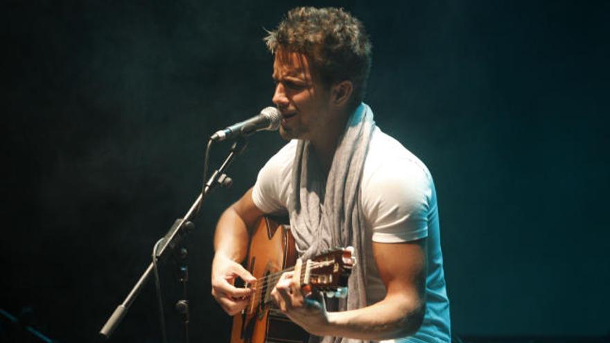 Pablo Alborán interpretando una de sus canciones.