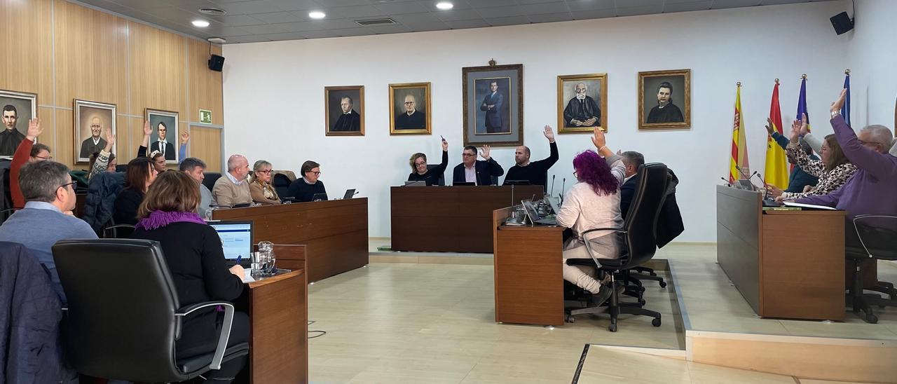 Los concejales de Sant Josep, salvo los del PP, levantan el brazo durante una votación en el pleno.