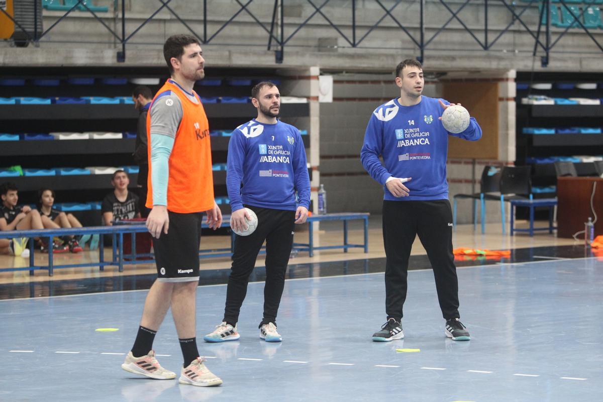 Quintas, Rubén y Gayo durante un momento del entrenamiento de ayer en O Gatañal.