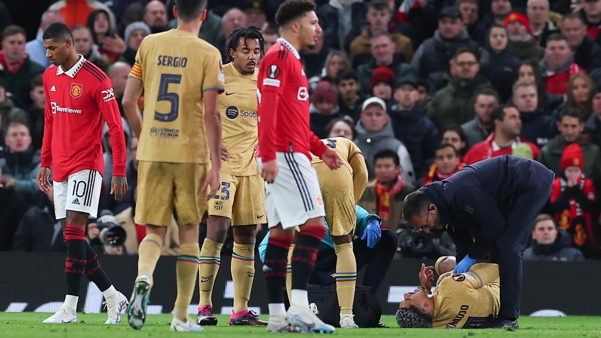 Araujo fue sustituido pocos minutos después de un choque con Rashford
