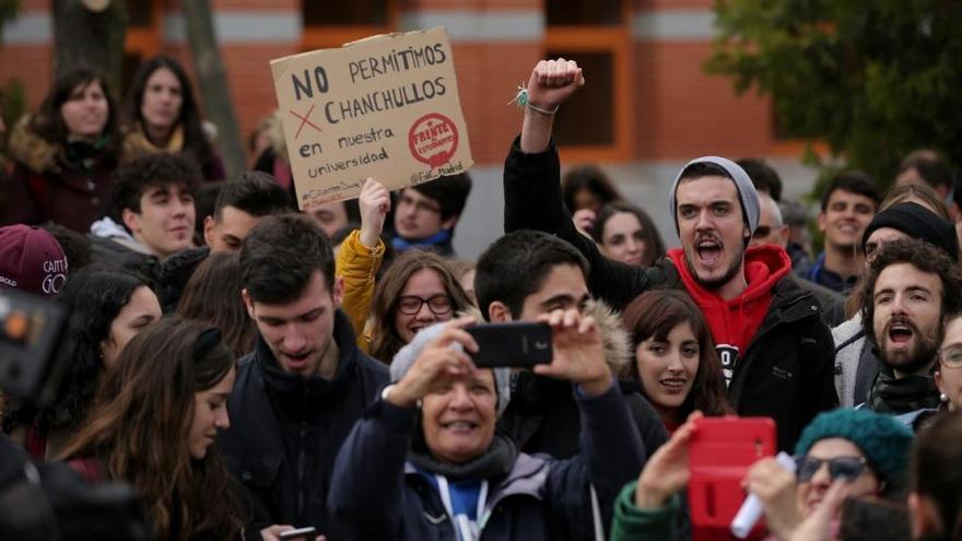 Los estudiantes de la Universidad Rey Juan Carlos protestan contra Cifuentes