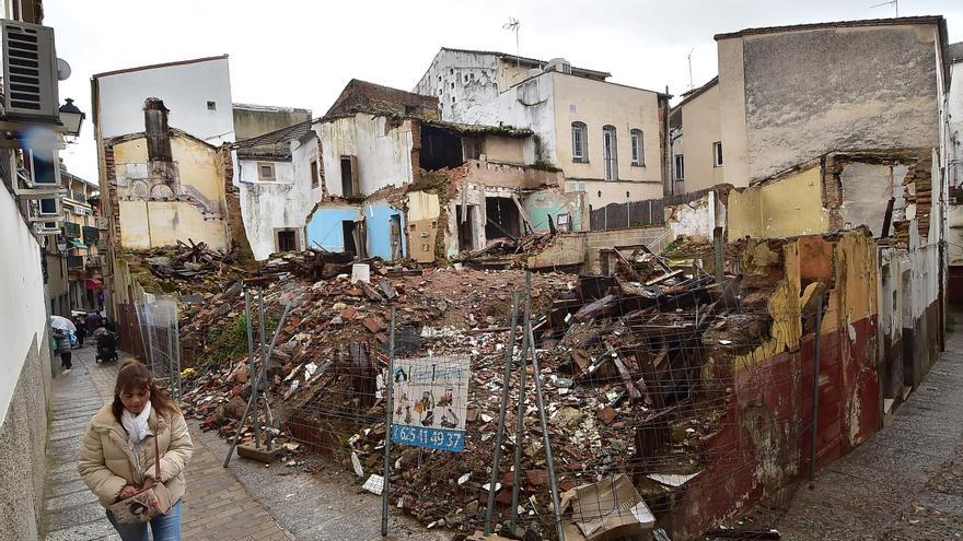 Los restos del derribo de la calle Borrego de Plasencia, aún sin limpiar