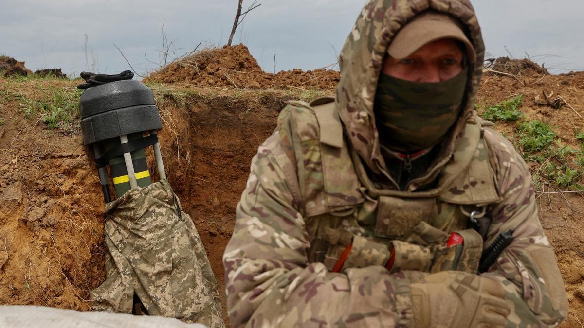 18 de abril de 2022.- Un soldado ucraniano junto a un misil anti-tanque Javelin espera el ataque ruso en su posición de la región de Donetsk.