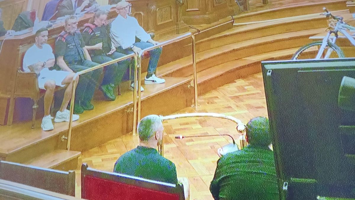 Javier C., Javidubi, durante su declaración en la sesión de juicio celebrada este viernes, con los acusados en un lado custodiados por dos mossos.