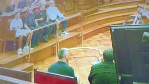 Javier C., Javidubi, durante su declaración en la sesión de juicio celebrada este viernes, con los acusados en un lado custodiados por dos mossos.