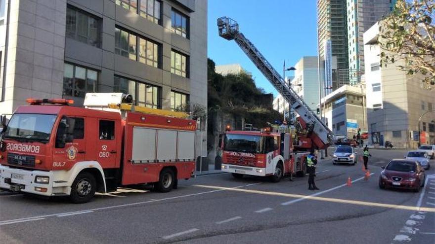 Los bomberos de Vigo extienden su escalera hasta 30 metros